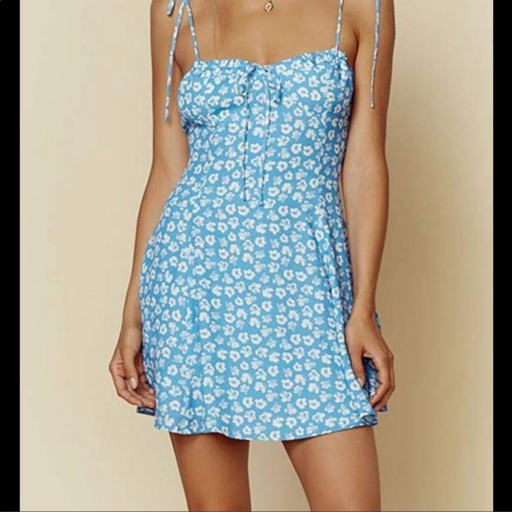 Floral fit and flare daisy dress. Blue Life xs with adjustable straps and shirre